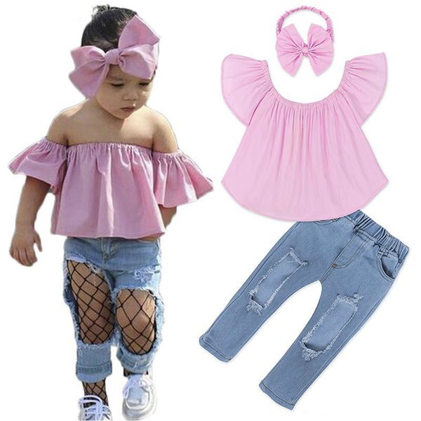 Venta nuevo traje de moda para niñas verano rosa palabra hombro camiseta + pantalones cortos de mezclilla con agujeros + diadema con lazo conjunto de ropa para niños