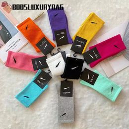 Vente chaussettes de sport couple tubesocks personnalité design féminin enseignant style scolaire couleur mélangée en gros N Avec étiquettes homme ville grip chaussettes