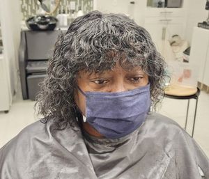 Perruques de cheveux humains bouclés gris sel et poivre avec frange ondulée vague d'eau courte perruque grise faite à la machine perruque sans colle pour les femmes noires