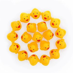 Identique à avant bébé bain canard jouet jaune Mini caoutchouc jouet canard avec bavoir son natation eau jouets amusants pour les enfants