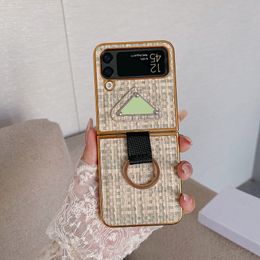 Samsung Galaxy Z Flip 4 3 Cajas de teléfonos Patrón de tejido PU cuero PU Luxured cromado móvil bumper cubierta correa para el anillo de dedo de la altura de los dedos fondos khaki khaki