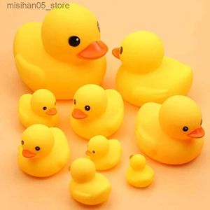 Sand Play Water Fun 1 schattig Little Yellow Duck Baby Bath Toy Squeeze Rubber BB Bath Water Fun Toy Competition Classic Squeeze Childrens Toys Q240426