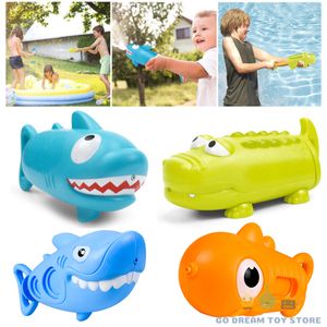 Sand Play Water Fun Childrens Gun Pullout Toy Shark Cartoon Design Summer Games Strand Lente Badkamer Douche 230718