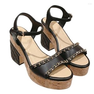 Cadena de sandalias gruesas elegantes sandalias de sandalias de calzado para mujeres Diseñador de verano Bloque alto Tacón grueso Toe abierto Tobillo de cuero genuino 963 307