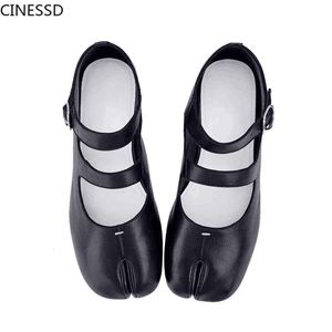 Sandalia Split Toe Flats Ninja Tabi Leather Woman Mary Janes Soft Retro Pumps Zapatos de ballet con hebilla superficial 230714