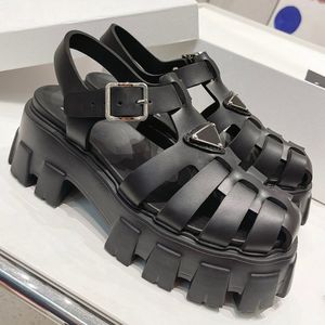 Sandalia en gommas icónico Monolith negro suela de goma sandalia reinventada estilo modernista Double Soul Este zapato está fabricado en goma para un look divertido y moderno