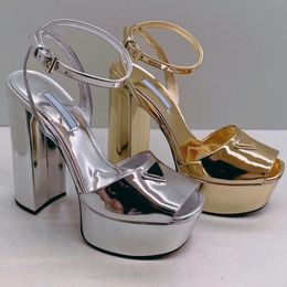 Plateau Sandali en sandales pelle metallizzata designer chaussures à talons hauts Semelle épaisse avec logo triangle sur les talons supérieurs chaussures élégantes sandales nobles pour femmes à talons