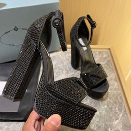 Sandali-plateau in raso con cristalli-sandaal Driehoekslogo interpreteert merkcharme Het bovenwerk is bedekt met strass beroemde designer sandalen schoenen met hoge hakken