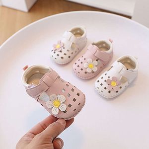 Sandalias Sandals Garden 2023 Été Nouvelle semelle douce chaussures de marche princesse girl fille chaussure bébé articles l2405