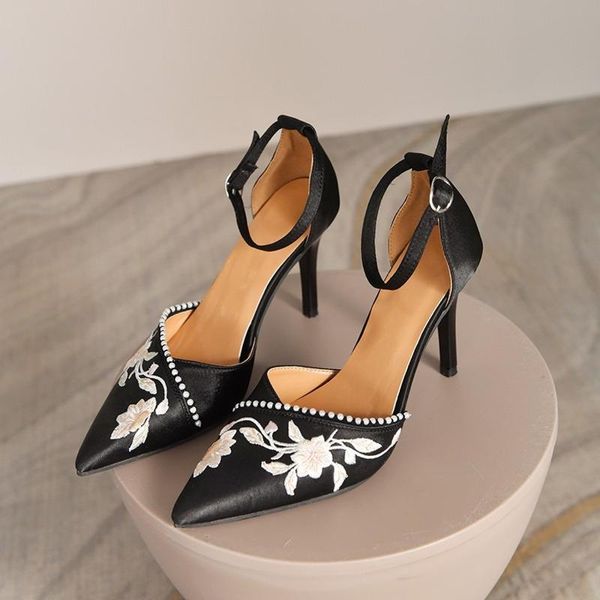 Sandales 2021 Femmes coréennes Bout pointu Brodé Noir Talons hauts Mode Boucle Stiletto Chaussures simples Grande taille