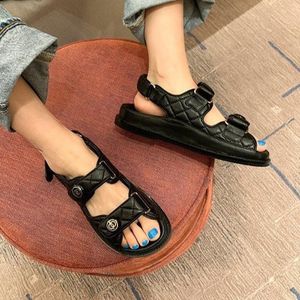 Sandales 2021 Lovestahl femmes sandales plates en cuir Caviar de qualité supérieure avec semelles épaisses et chaussures de plage à boutons romains