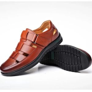 Sandales 2021 Été Nouvelle mode Sandales pour hommes Classics Breffable Couleurs solides Chaussures de gladiateur plat avec plate-forme adaptée à l'extérieur