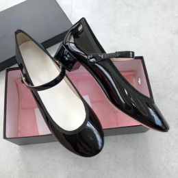 Sandales 2022 Niche française Retro Ballet Chaussures en cuir Toe rond Talon d'épaisseur Medium Red Mary Jane Chaussures