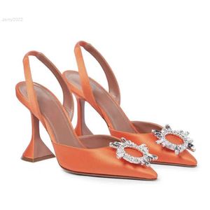 Sandalen 2022 Nieuwe Crystal Buckle Rhinestone Sandalen met hoge hakken met puntige teen sandalen voor dames trouwschoenen geel groen oranje