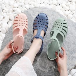 Sandales 2022 Nouvelles femmes plates Sandlas Hollowcarved Design Fashion confortable Sports Outdoor Place Cool Slippers Soft Seme Sole