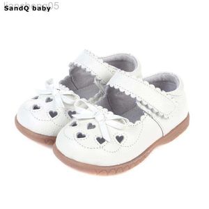 Sandalen 2022 Nieuwe zomer echte lederen kinderen sandalen voor meisjes Hollow Out Bowtie Kids Sandalen hartvormige meisjes prinsesschoenen W0217