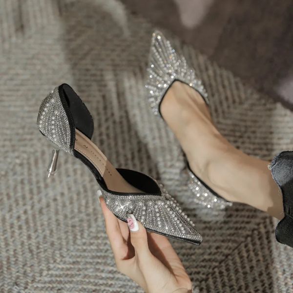 Sandales 2022 Nouvelles chaussures de mariée de mariage pour femmes cristal élégant pointu à talons moyens sexy puits de fête