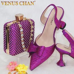 Sandalen 2023 Aankomst Speciaal ontwerp paarse kleur Afrikaanse vrouwen schoenen en tas set Pointed Teen Pumps voor bruiloftsfeest 230411