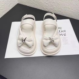 Sandalias 2023 Clip Toe Mujeres Bow Flats Zapatos de plataforma Tendencia de verano Moda Diapositivas Diseñador Zapatillas Vestido Femme Flip-Flops