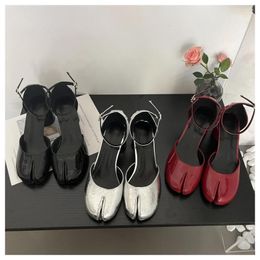 Sandalen 2023 Mode dikke hakken vrouwen feestkleding schoenen gesplitst teen tabi pumps enkelband sandaalmerk ontwerper Mary Jane Mujer