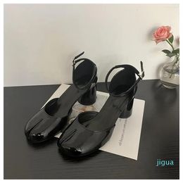 Sandalen 2023 Mode dikke hakken vrouwen feestkleding schoenen gesplitst teen tabi pumps enkelband sandaalontwerper Mary Jane Mujer