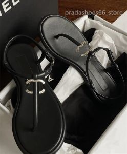 Sandalen 2023 Luxury damesgelei sandalen: dubbele zomerflats met diamantaccenten