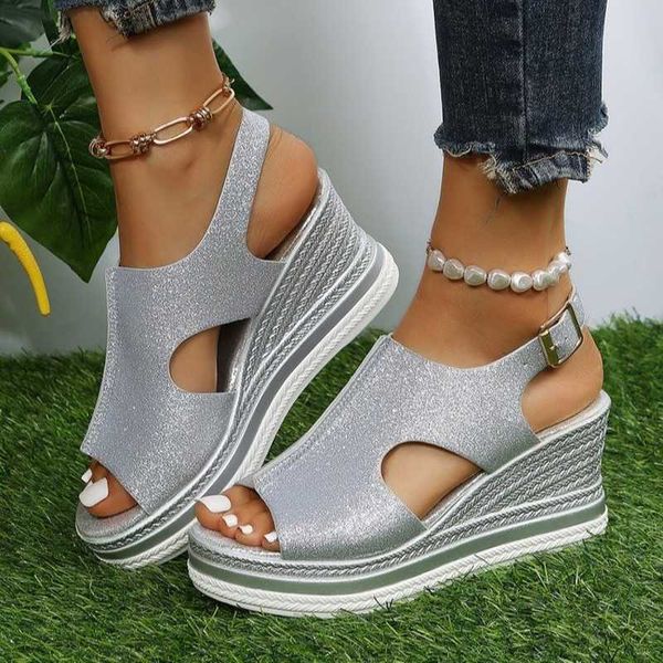 Sandalias 2023 Nuevo Corte Color Glitter Color Golden Mujeres Cáquinas casuales Sandalias Una línea Peep Toe Women Summer Beach Sandals L230720