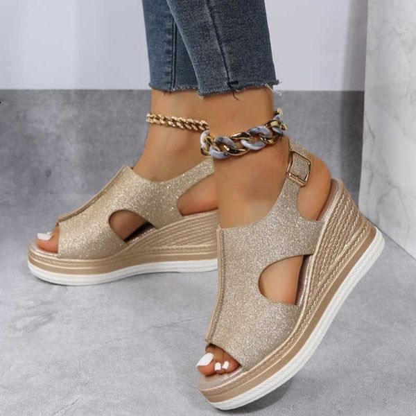 Sandalias 2023 nuevo color brillante oro plata sandalias de cuña informales para mujer hebilla de línea punta abierta sandalias de cuña de verano de gran tamaño para mujer Y2304