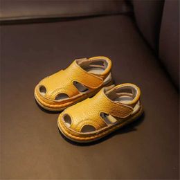 Sandales 2023 Nouvelles chaussures de bébé d'été en cuir authentique Torte fermée première étape douce Sole de coupe Bécho filles garçons sandalsl240429