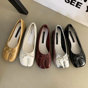 Sandalias 2023 Silver Bowtie Tabi Ninja Zapatos Mujer Tacones bajos Trotters Split Toe Bombas Ladies Round Tacón alto Mocasines Femmes Tacones 231127