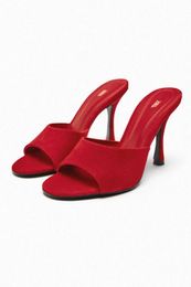 Sandalen 2023 Spring Nieuwe rode geitleer Suede textuur Hoge hakken sandalen vrouwelijk fijn met sexy banket schoenen rond hoofd open teen mule z0325