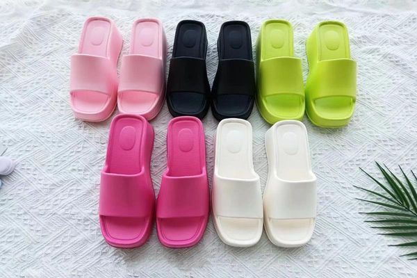 Sandalias 2023 Summer para adultos Solas gruesas Tacones de pendiente Damas 7cm zapatillas de playa Eva Slippers for Women