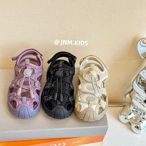 Sandales 2023 Été Nouveau enfant Baotou BATOUR SOLT SOLE SOLE Anti Kick Beach Shoes Girls Baby Creek Traçage H240513