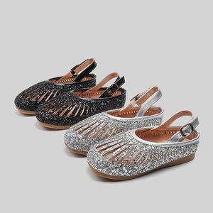 Sandales 2023 Été Nouveaux chaussures pour enfants Girls Hollow Half Half Korean Edition Princess Water Diamond Small Leather H240510