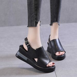 Sandalen 2023 Zomer vrouwen Wedge hakken Pu lederen sandalen Cross -band Koreaanse stijl Casual schoenen Dames Open Toe -massief gesp sandalias Z0224