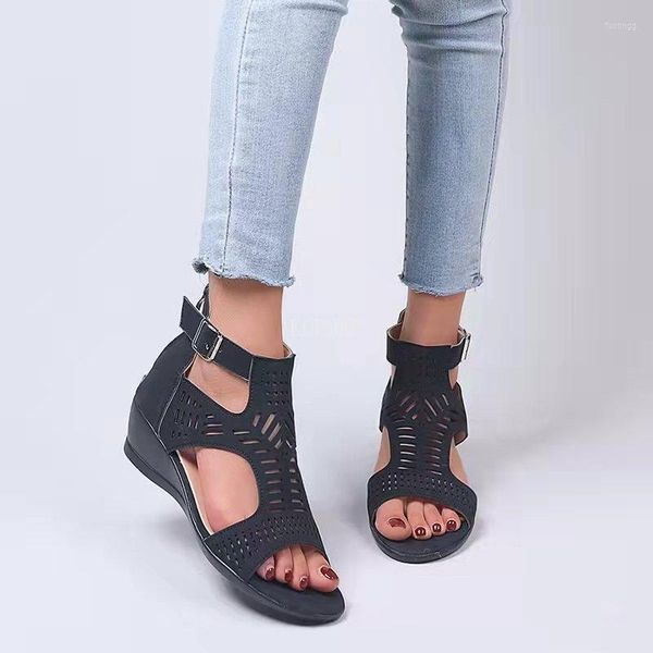 Sandalias 2023 Mujeres Mujeres cómodas Custias de moda Damas Modas Roma Roma Bling Hollow Out zapatos Combatado para mujeres 35-43