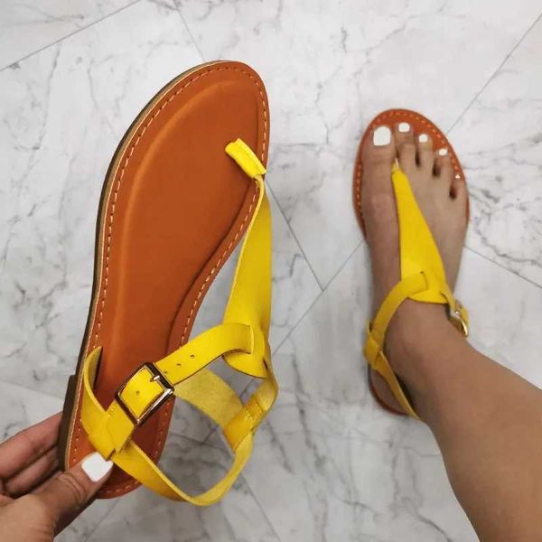 Sandalias 2024 Sandalias de playa para mujer Zapatos planos de verano Punta abierta Flip Hebilla Sandalias de cuero Amarillo sólido Tamaño grande 37-41 J240224