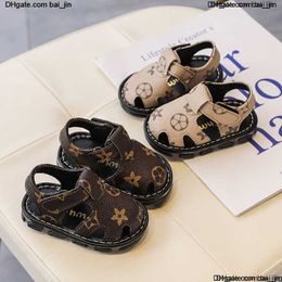 Sandalen 2024 Designer Born Baby Boys Fashion Summer Infant Kids Soft Crib Shoes Peuter Girls Anti Slip
