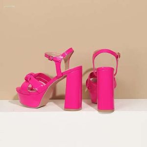 Sandals 2024 Designers Femmes Zapatos Mujer Peep Toe Talons hauts épais 12,5 cm Chaussures de plate-forme de mariage plus A-0133 V 630 D 05D7 057