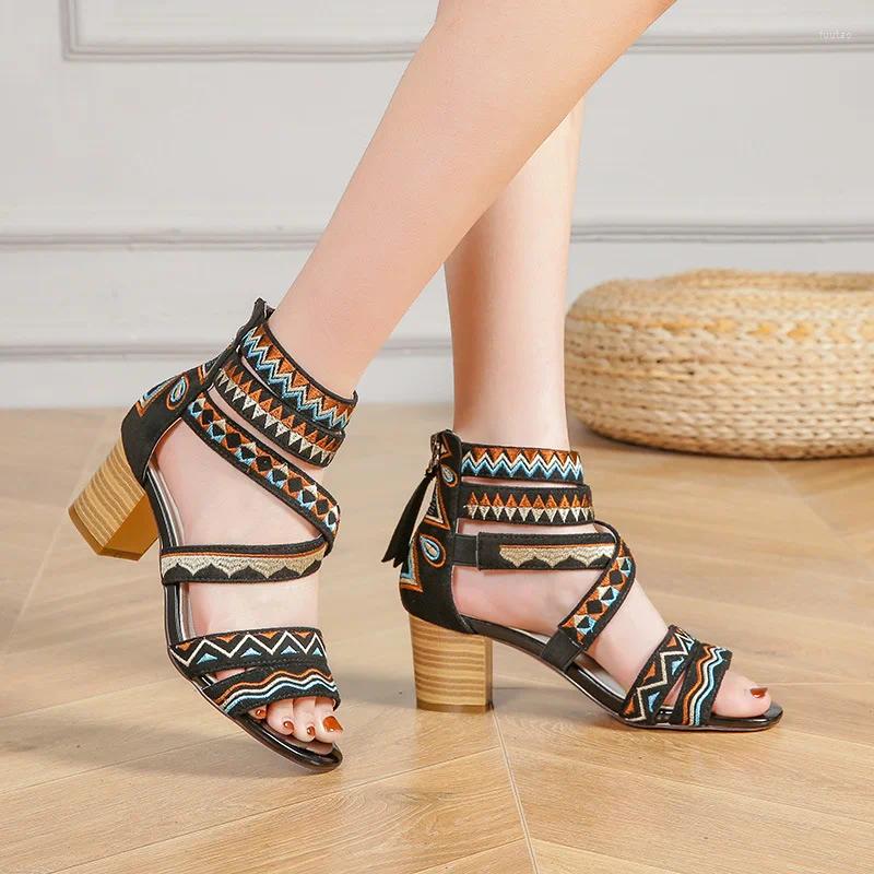 Sandalet 2024 Etnik Tarz Kadınlar Yaz Bohem Roman Kalın Topuk İşlemeli Ayakkabılar