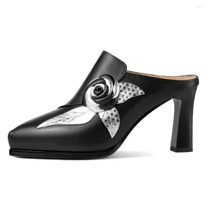 Sandales 2024 Fashion Femmes Luxury Mules d'été Cuir Points chaussures Ladies High Heels Designer Pumps Thin Talon noir blanc