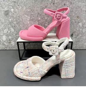 Sandals 2024 Plateforme de haute qualité Chaussures de femmes à talons hauts Élégant pourdies La tendance à la cheville d'été tendance