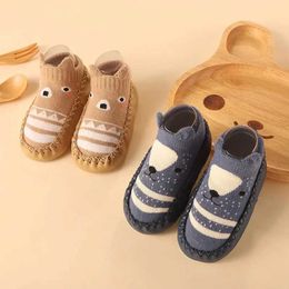 Sandalen 2024 Nieuw geboren babysokken met rubberen zolen babymeisjes jongens schoenen voorjaar herfst babyvloer sokken anti slip zachte zool sok 240423