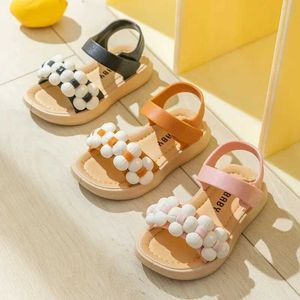 Sandales 2024 Nouvelles pantoufles pour enfants Girls d'été et garçons salle de bain Home Anti Slip Beach Chaussures Soft Souded Baby H240504 0CZV