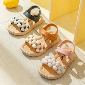 Sandales 2024 Nouvelles pantoufles pour enfants filles d'été et garçons salle de bain maison antidérapante chaussures de plage molle bébé h240504