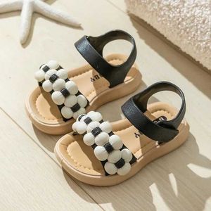 Sandalen 2024 Nieuwe kinderen Slippers Zomermeisjes en jongens badkamer thuis strandschoenen zachte zool baby sandalsl240510