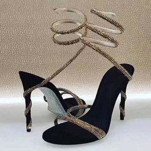 Sandales 2024 Nouvelles sandales de luxe pour femmes en or Snakestone Snake entourant Crystal Contrast High Heel Sneakers J240520