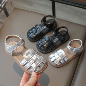 Sandalen 2024 Nieuwe zomerkinderen mode casual baotou strandschoenen geweven meisjes baby H240510