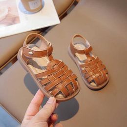 Sandals 2024 Nouveau vintange tissage des filles solides à orteil fermé pour filles chaussures d'été plates bébé h240504 qqyf