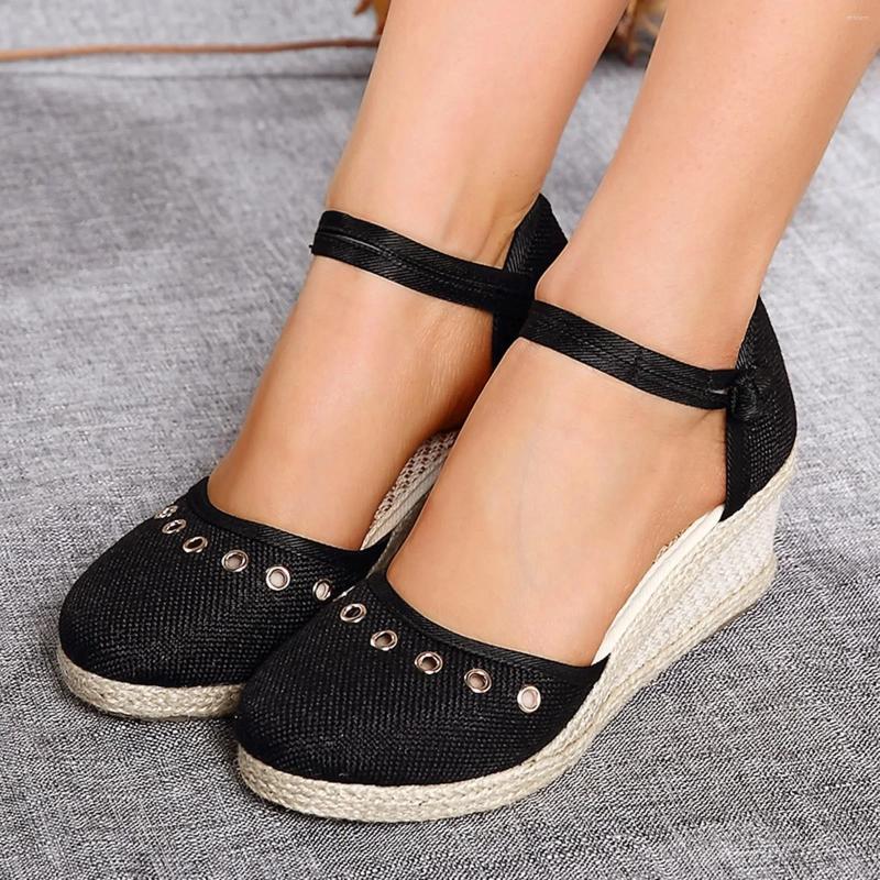 Sandaler 2024 Plattform Kvinnlig kil Zapatos Para Mujeres Eleganta damer Pantuflas Summer flätade Buckle Boho Sandalias Pumpar